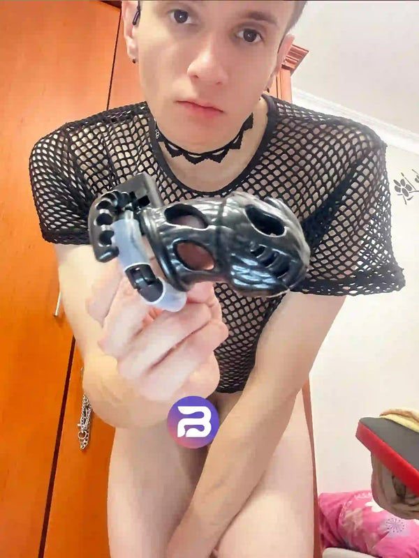 FemTwunkie with BEISAR Ptero male chastity cage showcasing ergonomic design and product experience